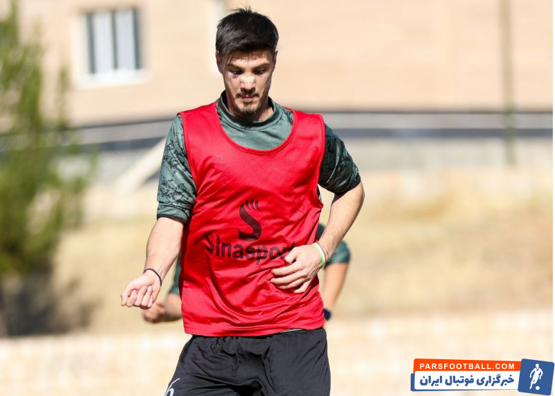 دهقان ؛ حضور مبین دهقان هافبک جوان خیبر خرم‌آباد با بینی شکسته در تمرین خیبر 
