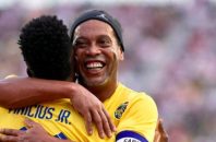 رونالدینیو : به تو تبریک میگویم وینی، لیاقت این جایزه را داشتی