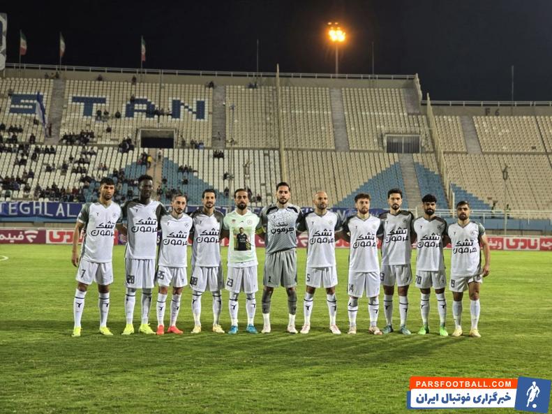 محسن آذرباد با تصویری از کمال کامیابی‌نیا در عکس تیمی