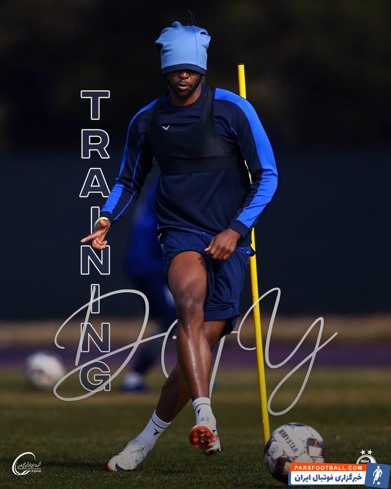 جوما ؛ مسعود جوما با آستین بلند و کلاه در تمرین استقلال برای فرار از سرما