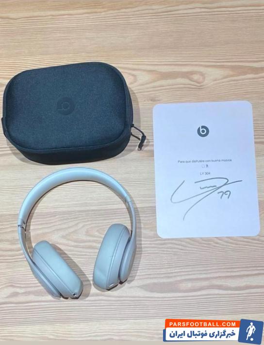 پسران و دختران لاماسیا از لامین یامال هدفون هدیه گرفتند