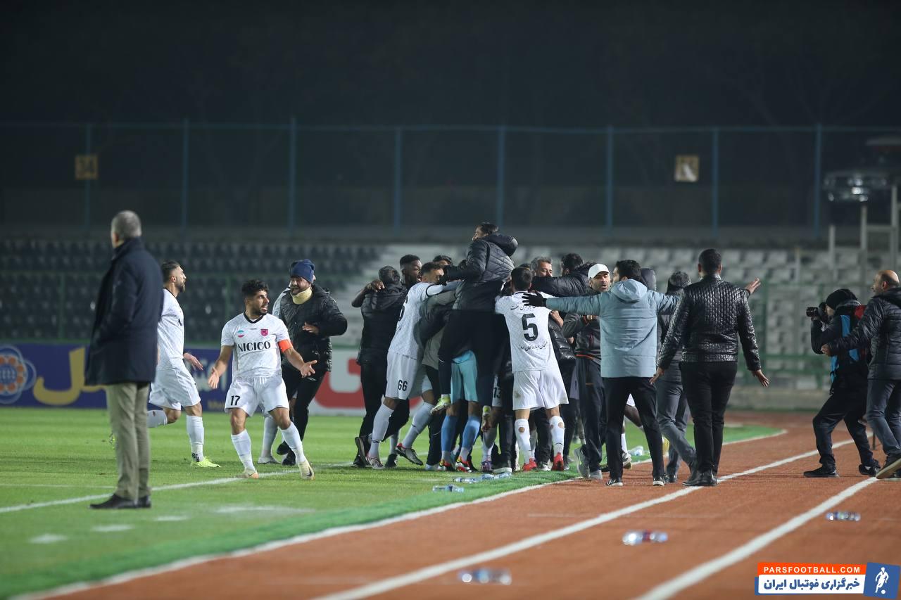 مس رفسنجان ؛ تصاویر خوشحالی بازیکنان مس رفسنجان پس از برد برابر پرسپولیس 