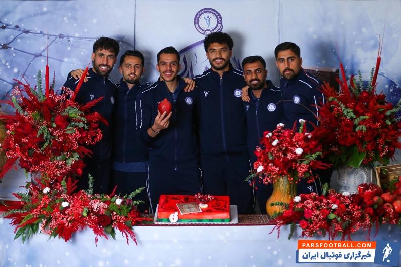 سپاهان ؛ بازیکنان گل گهر در کنار سفره یلدا پیش از دیدار برابر سپاهان