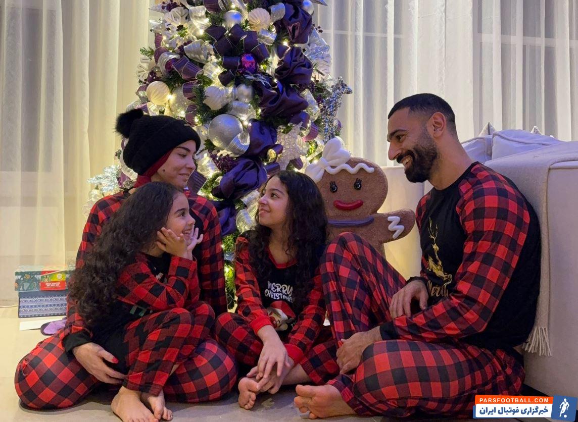 صلاح ؛ تصویر کریسمسی محمد صلاح ستاره لیورپول در کنار خانواده