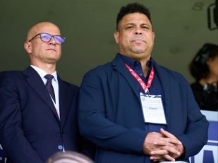 رونالدو ؛ بنر اعتراضی هواداران وایادولید به عملکرد رونالدو نازاریو، رئیس این باشگاه