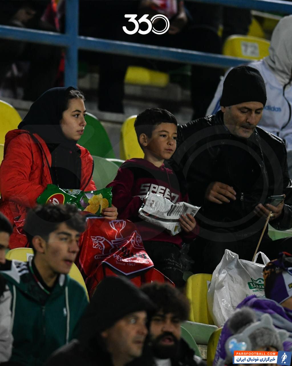 عکس | لذت تماشای فوتبال با خانواده؛ دختر پرسپولیسی کنار پدر و برادرش