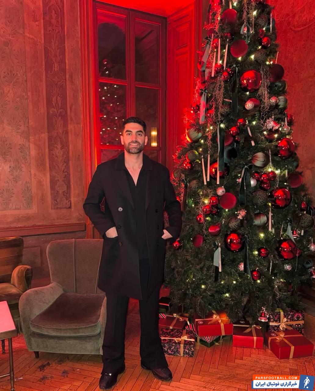 عکس | ژست کریسمسی علی کریمی با تم قرمز