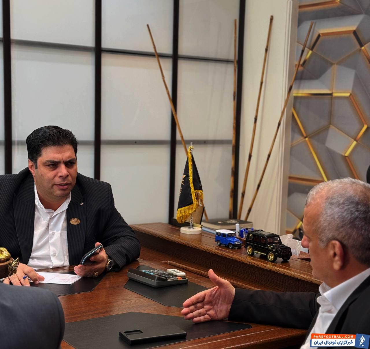 صحبت های اقای جهانگیر اصلانی و معاون بانک دی