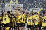 کلیپ عکس یادگاری بازیکنان سپاهان با هواداران جانباز خود پس از پایان بازی با پرسپولیس