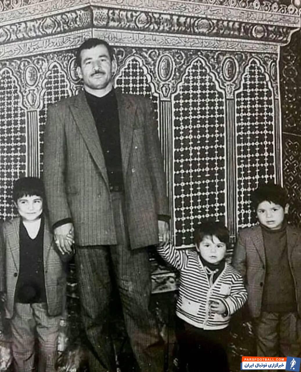 عکس | تصویر قدیمی از علی دایی کنار پدرش؛ وقتی شهریار کودک بود!