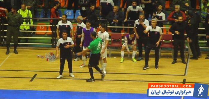 نمایش بی‌اخلاقی‌ها در ویترین فوتسال ایران؛ بطری‌های آب دردسرساز شدند