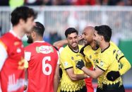 پرسپولیس؛بانوی هوادار پرسپولیس در حال جمع آوری زباله از ورزشگاه امام خمینی اراک