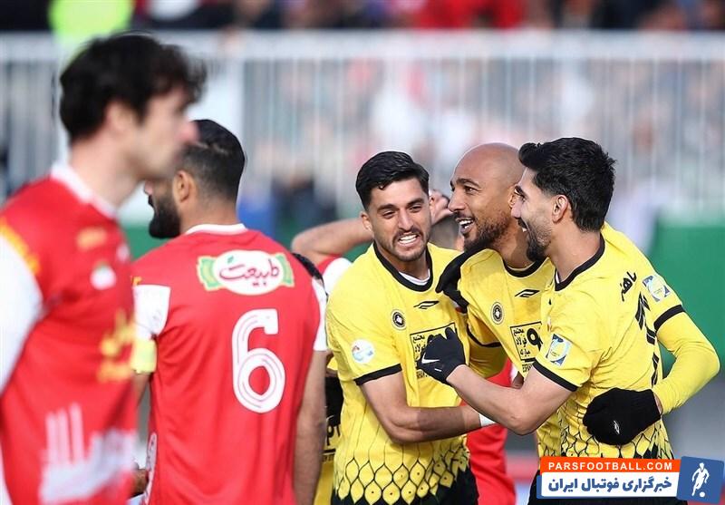 پرسپولیس؛بانوی هوادار پرسپولیس در حال جمع آوری زباله از ورزشگاه امام خمینی اراک