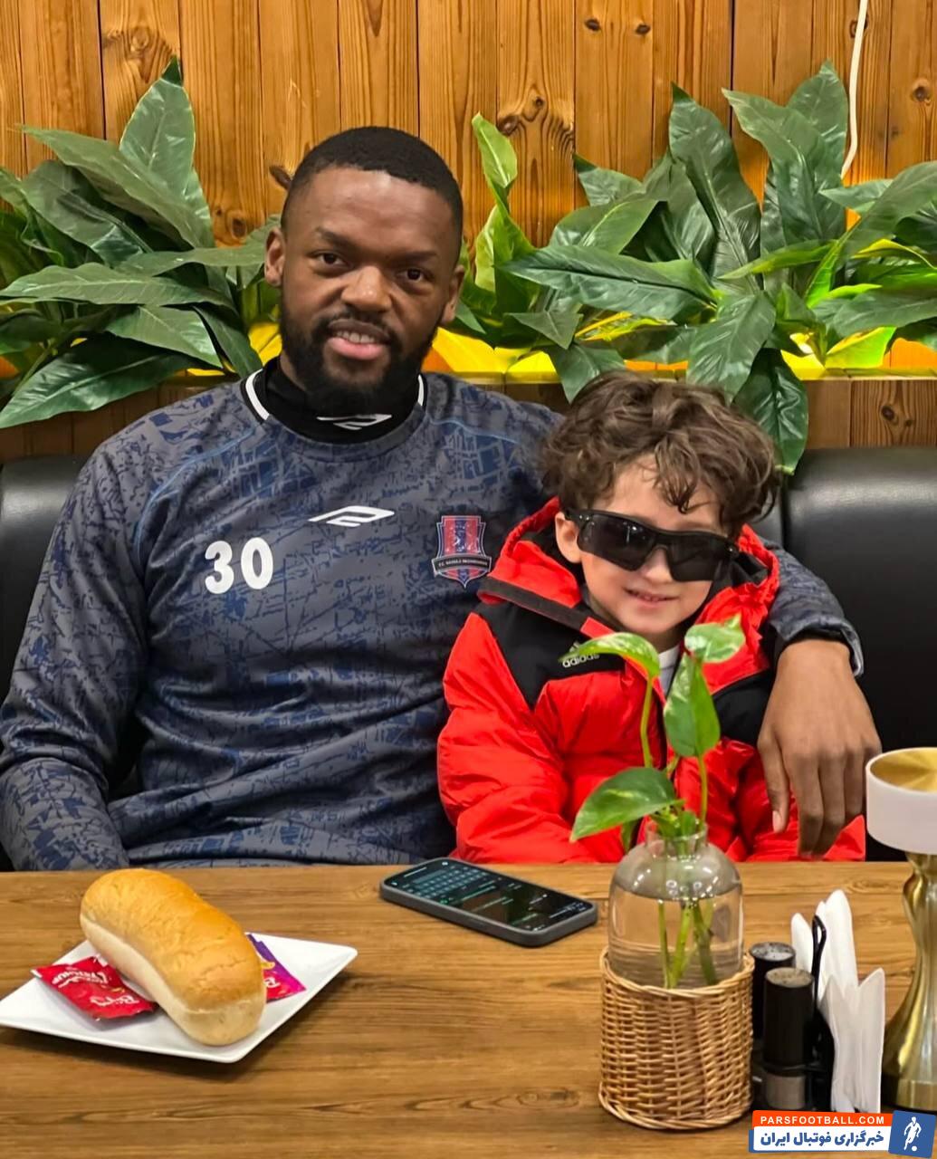 عکس | چشم یامگا بدون عینک؛ ستاره فرانسوی در یکقدمی بهبودی