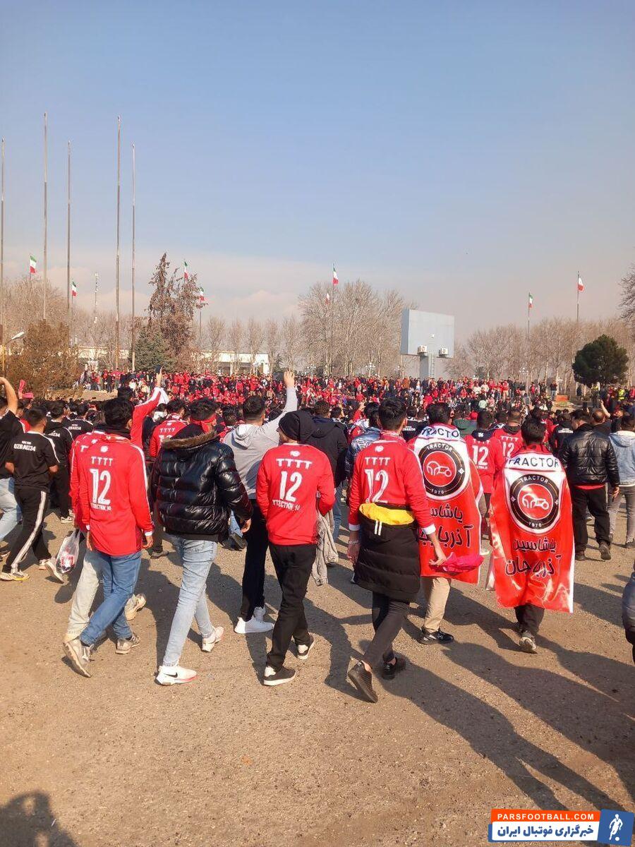 حضور تعداد زیادی از هواداران تراکتور در اطراف ورزشگاه آزادی