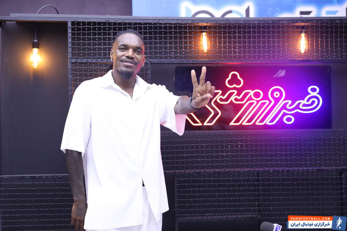 استقلال کوچکِ بیفوما بالایسر استقلال بزرگِ کاکوتا/ دسته خراب پلی استیشن دست کاکوتا بود!