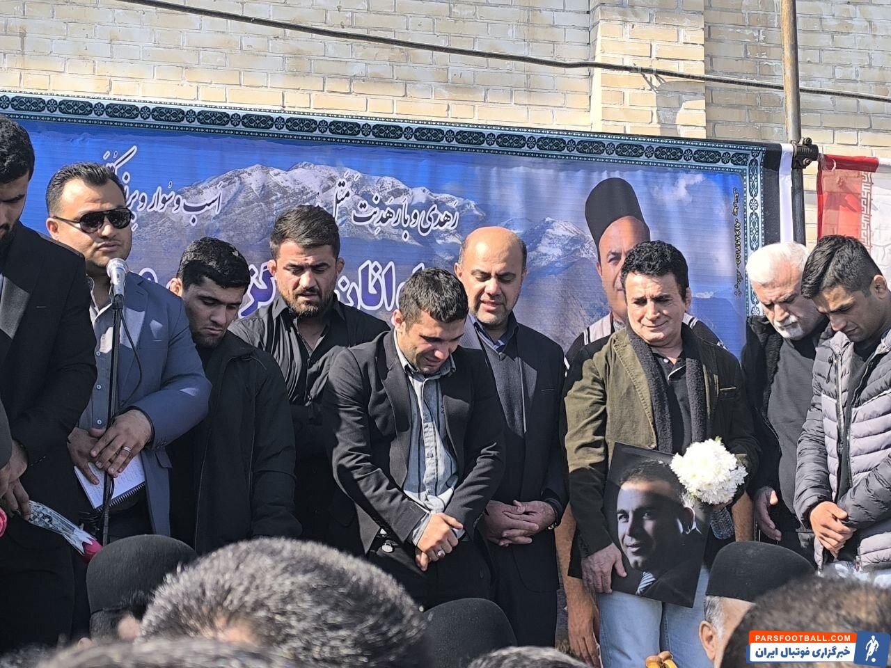 عکس | اشک‌های تلخ محمد بنا در مراسم تشییع و خاکسپاری رفیق صمیمی/ خداحافظی ابدی با آقای سازنده