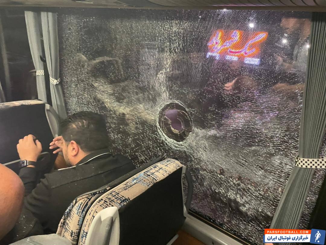 عکس | حمله هواداران یزدی به اتوبوس سپاهان