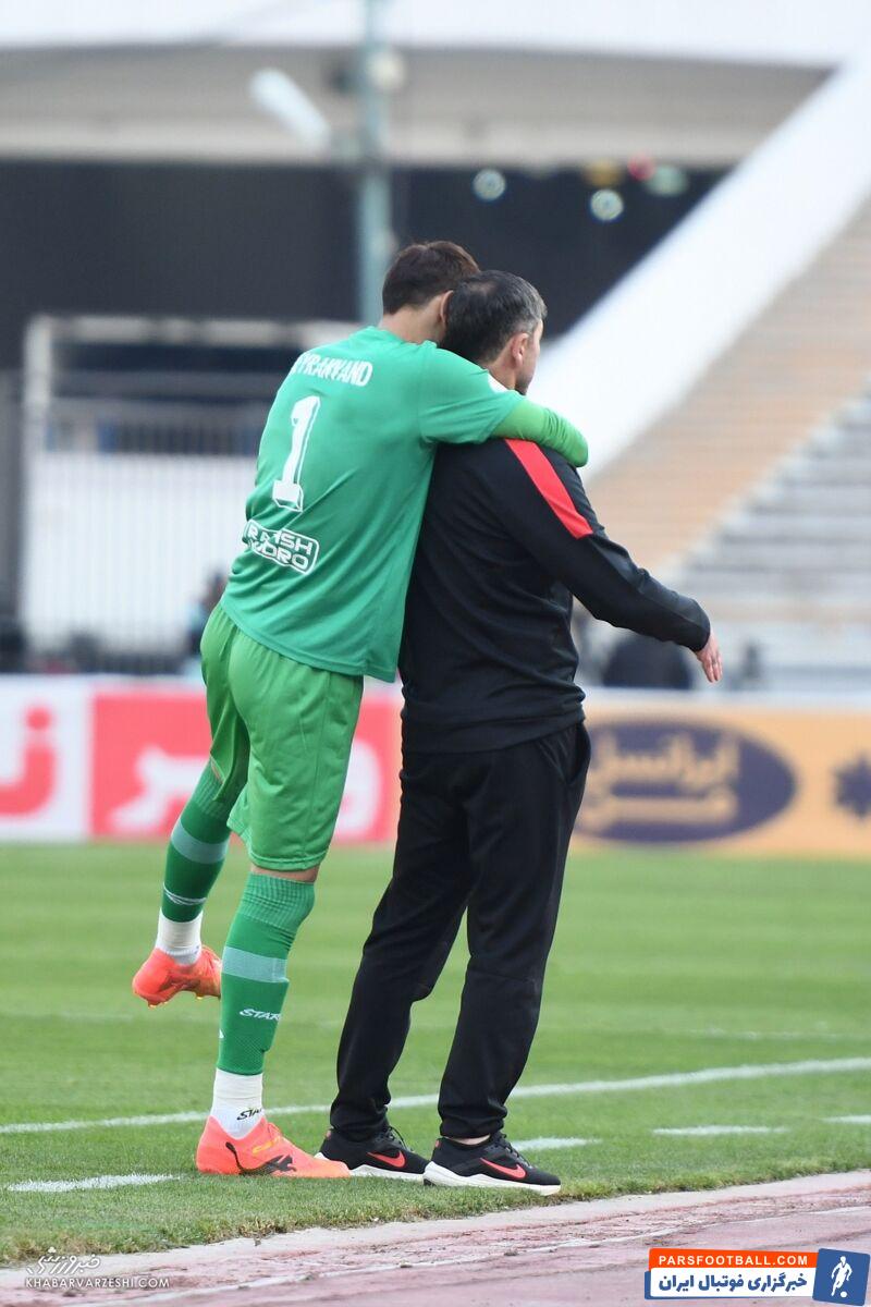 شکار لحظهها/ وقتی علیرضا بیرانوند از پشت به سمت آقا کریم رفت! +تصاویر