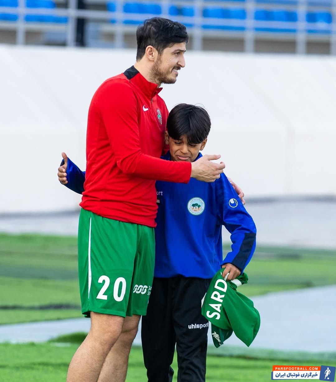 عکس | بغض یک کودک در آغوش سردار آزمون؛ محبوبیت ویژه ستاره ایرانی در امارات