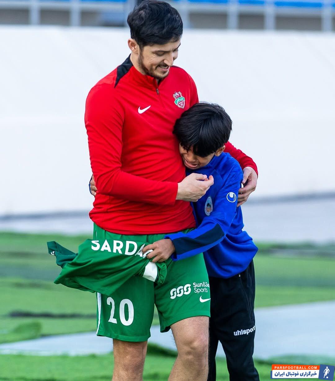 عکس | بغض یک کودک در آغوش سردار آزمون؛ محبوبیت ویژه ستاره ایرانی در امارات