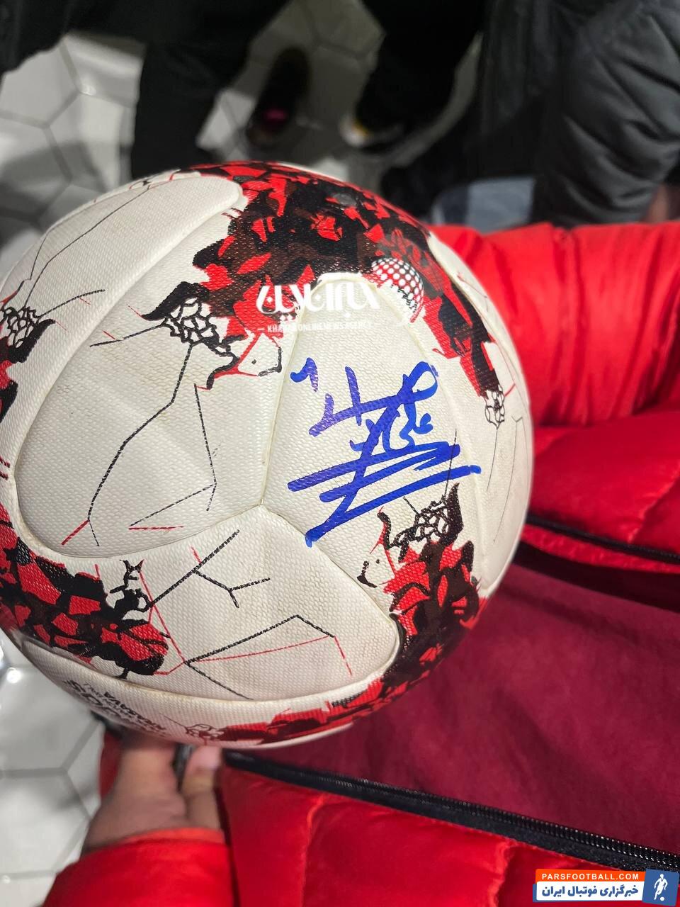 عکس | امضای علی دایی روی توپ مسابقه دوستانه