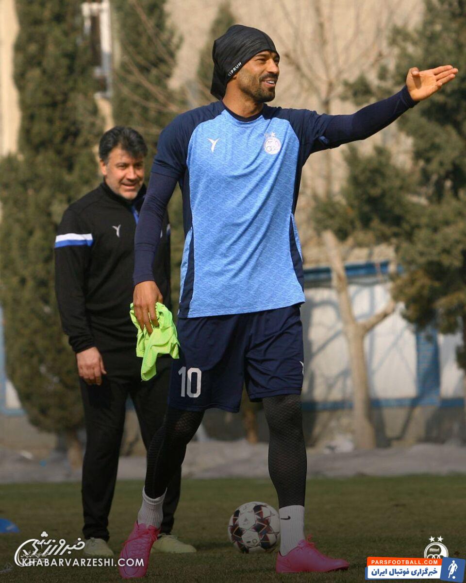 کلاه جذاب رامین رضاییان در تمرین استقلال/ ستاره متفاوت آبیپوشان +عکس