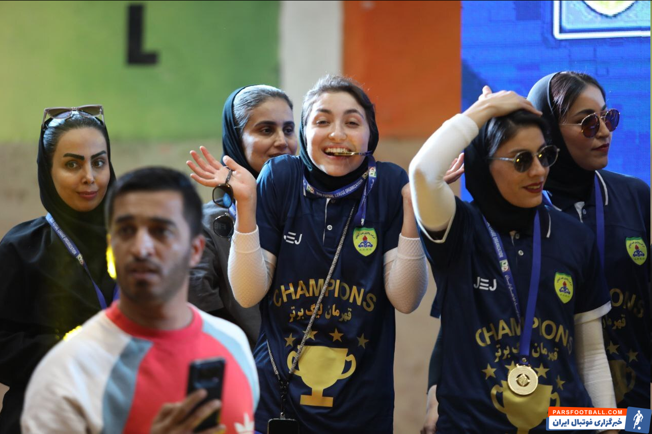 عکس| ژست خاص دخترهای نفت آبادان پس از قهرمانی در لیگ برتر