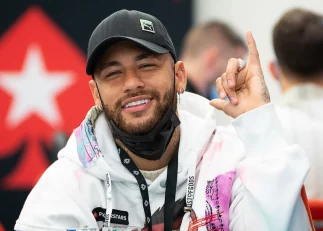 نیمار که اکنون ۳۲ سال دارد، پس از دوره‌ای پر از مصدومیت در فوتبال عربستان، با امضای قراردادی ۶ ماهه رسما به سانتوس بازگشت.