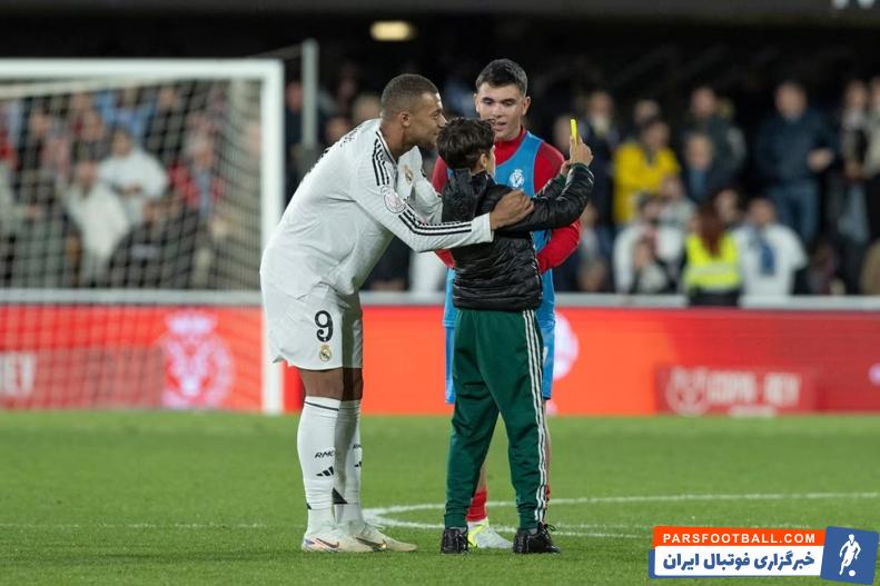 رئال مادرید ؛ عکس یادگاری امباپه با هوادار خردسالش در دیدار با مینرا در جام حذفی