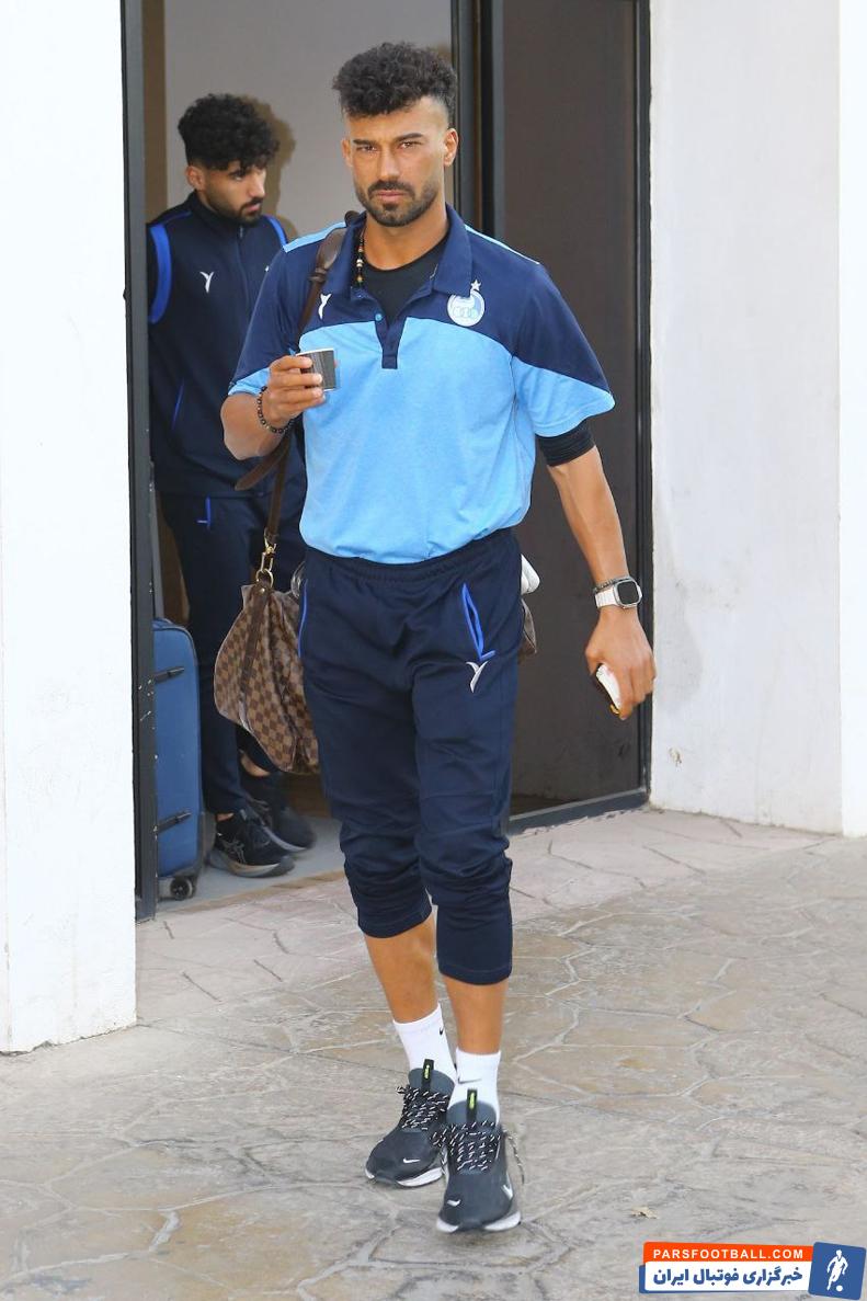 استقلال ؛ رامین رضاییان با تی‌شرت آستین کوتاه به سمت ورزشگاه شهرقدس