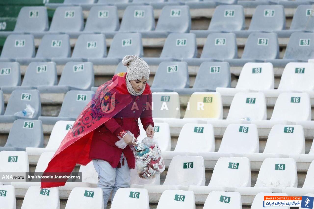 پرسپولیس؛بانوی هوادار پرسپولیس در حال جمع آوری زباله از ورزشگاه امام خمینی اراک 