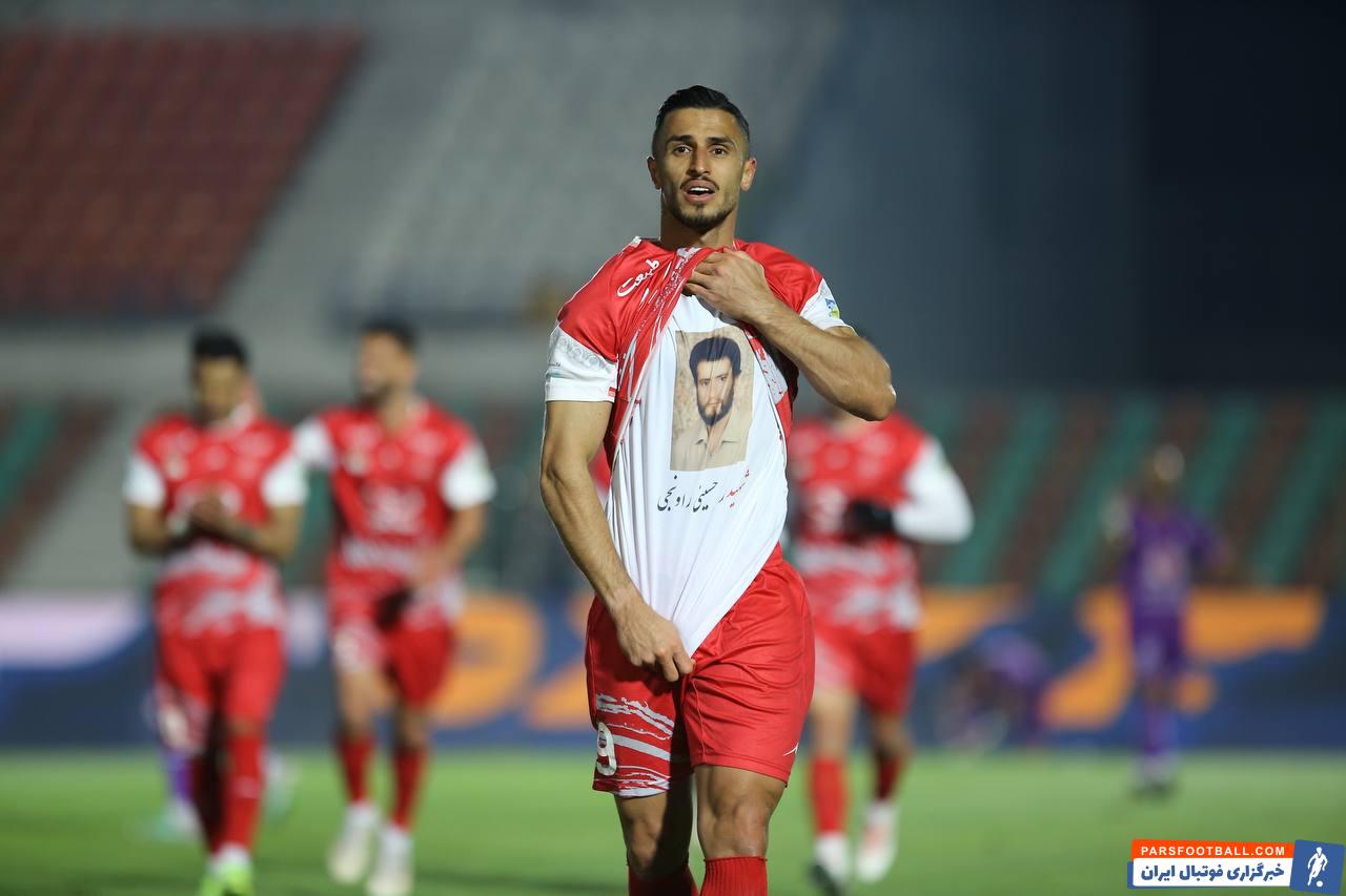 گل اول پرسپولیس به هوادار توسط علی علیپور در دقیقه ۱۷