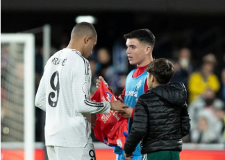 رئال مادرید ؛ عکس یادگاری امباپه با هوادار خردسالش در دیدار با مینرا در جام حذفی