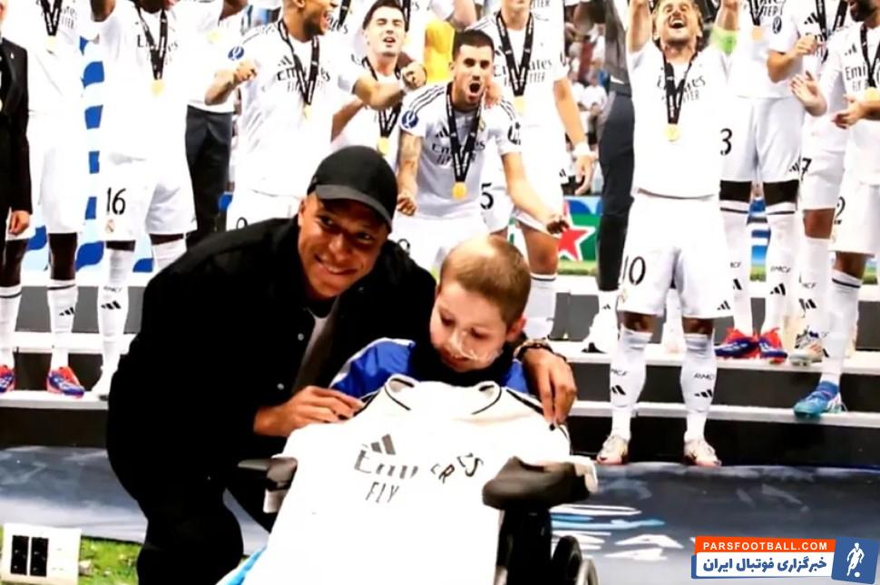 رئال مادرید ؛ ملاقات امباپه و اعضای باشگاه رئال مادری با کودک بیمار