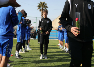 پیکان ؛ بوسه بازیکنان نونهال پیکان بر دستان پدرانشان در رز پدر در زمین تمرین