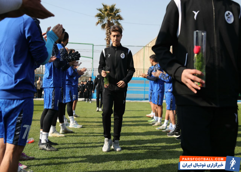 پیکان ؛ بوسه بازیکنان نونهال پیکان بر دستان پدرانشان در رز پدر در زمین تمرین