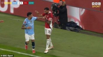 ساوینیو ؛ سقوط ساوینیو ستاره منچسترسیتی در دیدار با سالفورد به داخل حفره عکاسان