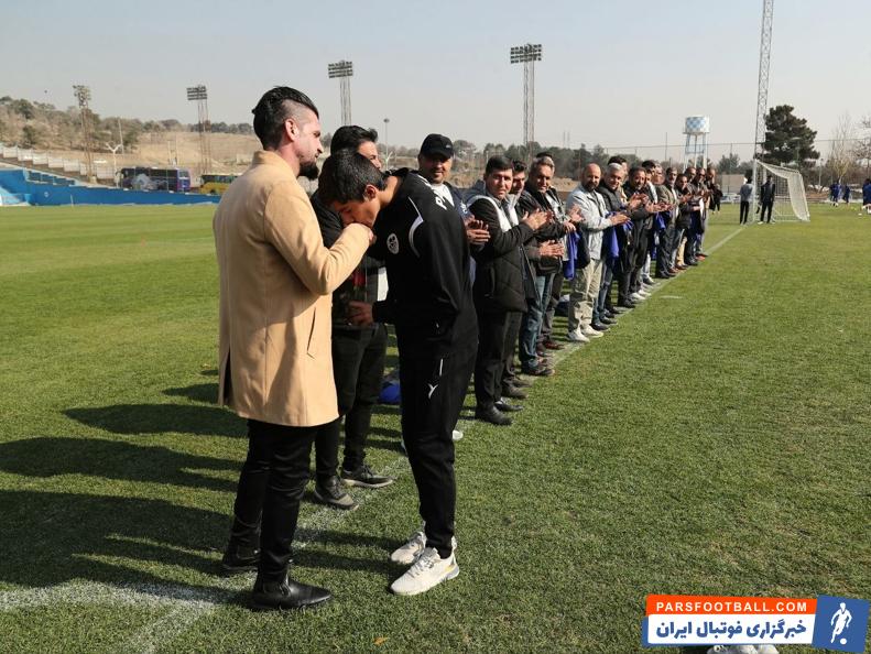 پیکان ؛ بوسه بازیکنان نونهال پیکان بر دستان پدرانشان در رز پدر در زمین تمرین