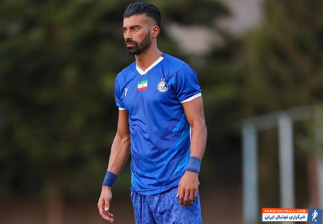 استقلال ؛ رامین رضاییان با تیشرت آستین کوتاه به سمت ورزشگاه شهرقدس