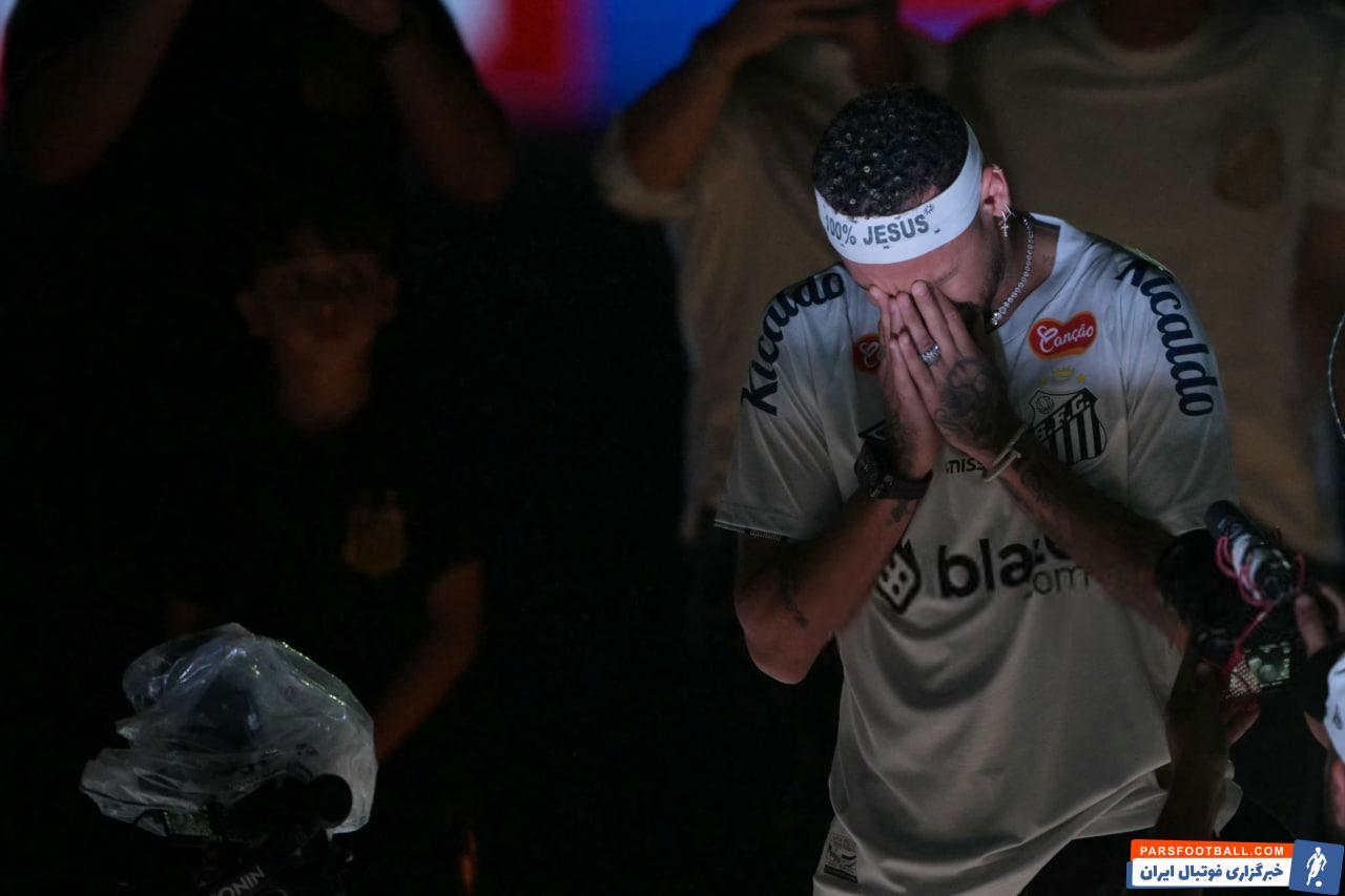 نیمار مهاجم برزیلی در مراسم معارفه‌اش - سانتوس