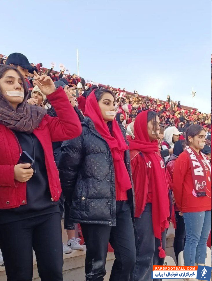 عکس| واکنش زنان تبریزی علیه فحاشی در استادیوم؛سکوت معنادار