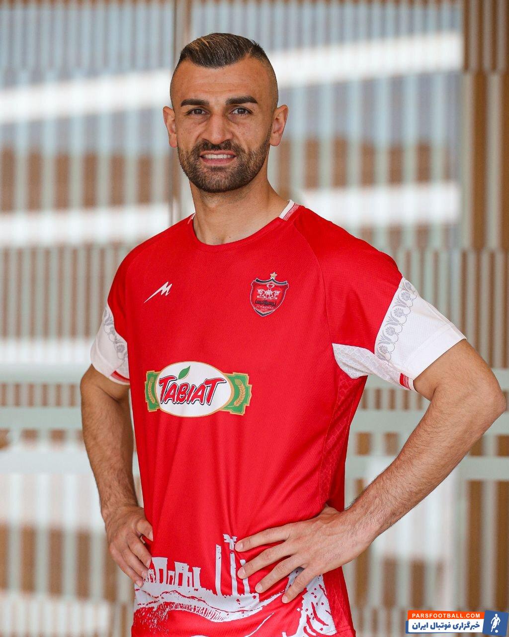 عکس | سردار دورسون با لباس پرسپولیس؛ استایل خاص ستاره جدید سرخها