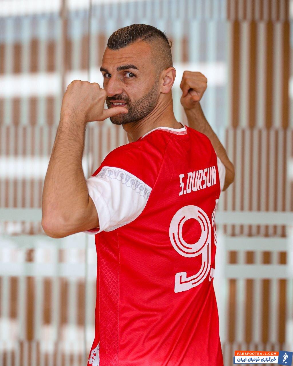 عکس | سردار دورسون با لباس پرسپولیس؛ استایل خاص ستاره جدید سرخها