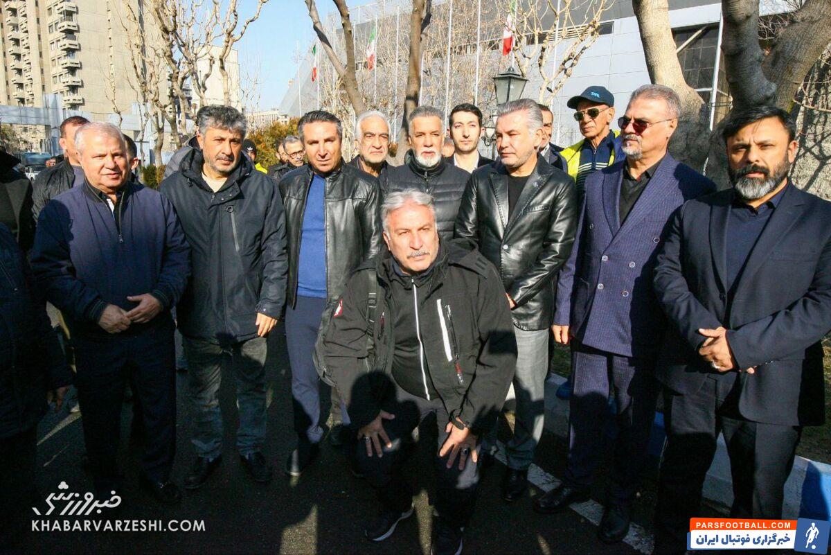 علی پروین هم به مراسم تشییع اسطوره استقلال رفت +عکس