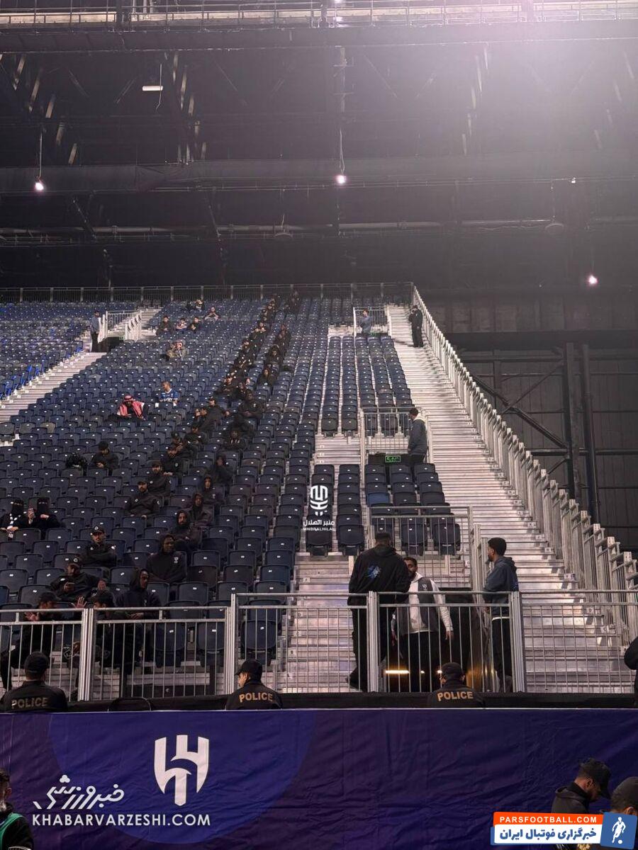 حضور لباس مشکی‌ها در جایگاه عجیب هواداران پرسپولیس در ورزشگاه الهلال +عکس