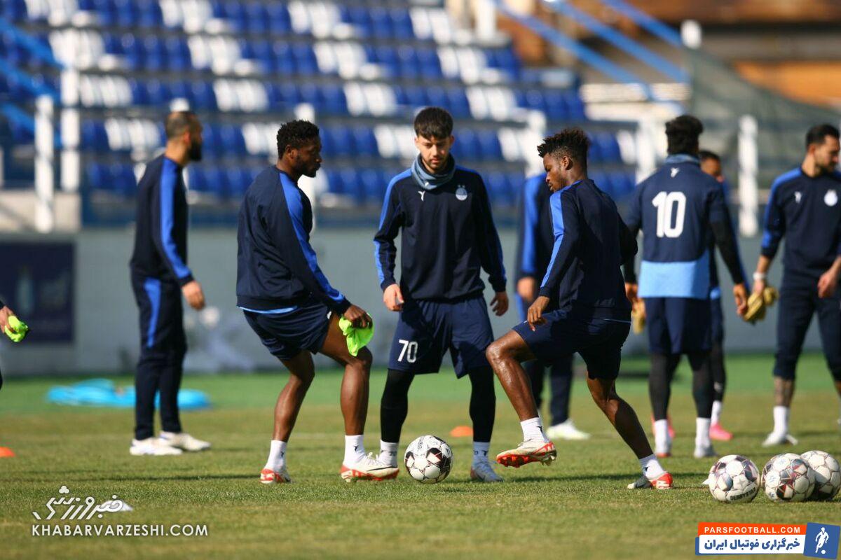 استقلال در باتلاق سرمربیگری دست و پا می‌زند / همه دنبال امتیاز هستند باشگاه ما سرمربی چهارم / مساوی با مس رفسنجان به هیچ دردی نمی‌خورد