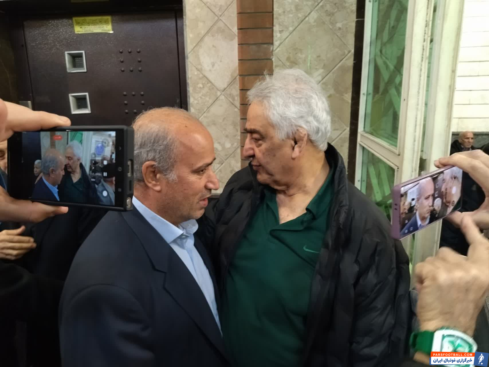 حضور علی پروین و فوتبالیست ها در مراسم بزرگداشت برادر محمددادکان