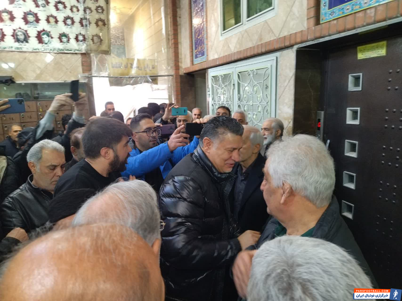 حضور علی پروین و فوتبالیست ها در مراسم بزرگداشت برادر محمددادکان
