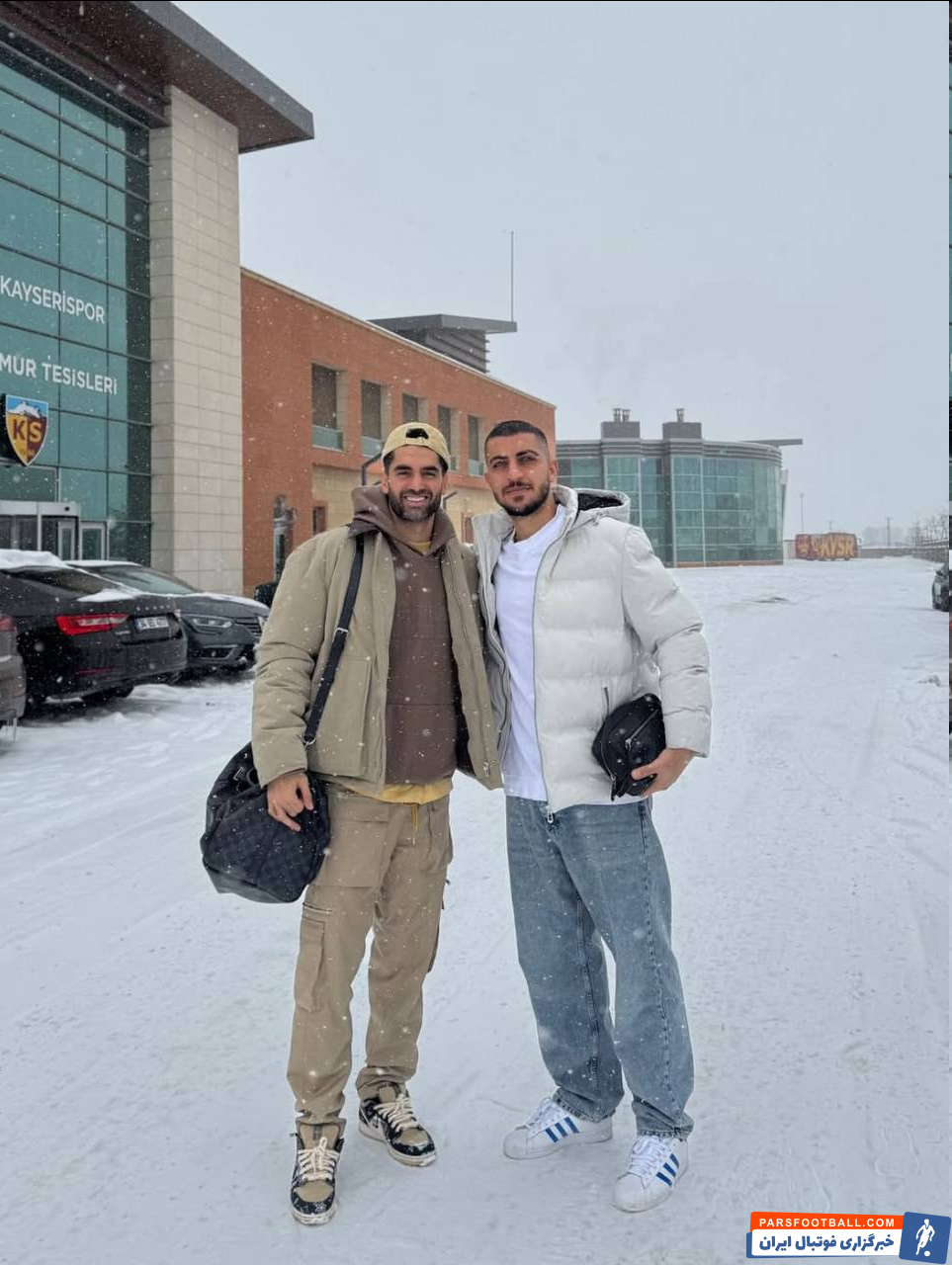 عکس| علی کریمی و دوست صمیمی‌ زیر برف